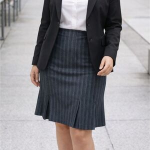 GUNEX Italian Virgin Wool Skirt Dark Gray Striped Side Zip Quiet Luxury Size 6